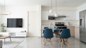 Diseño de cocina moderna y carpintería fija para apartamento en San Salvador.